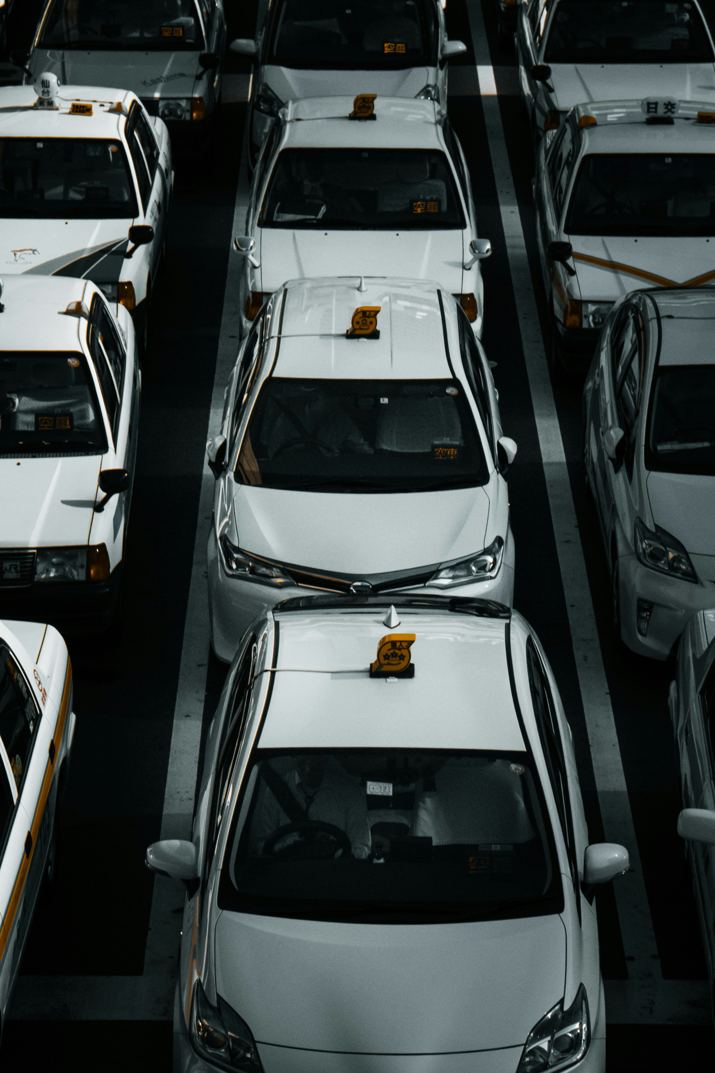 Alignement de véhicules utilitaires représentant une flotte automobile d'entreprise