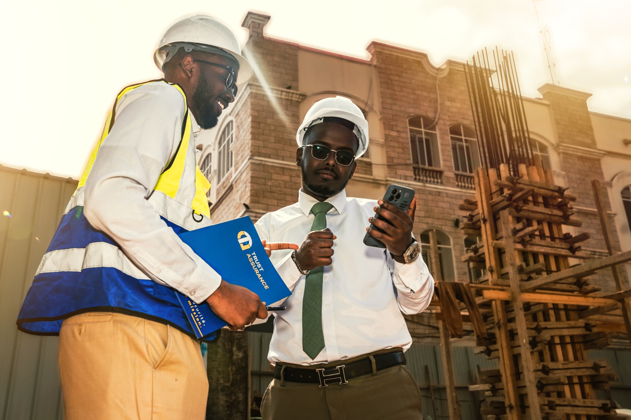 Conseillers et responsables chantier analysant un projet de construction