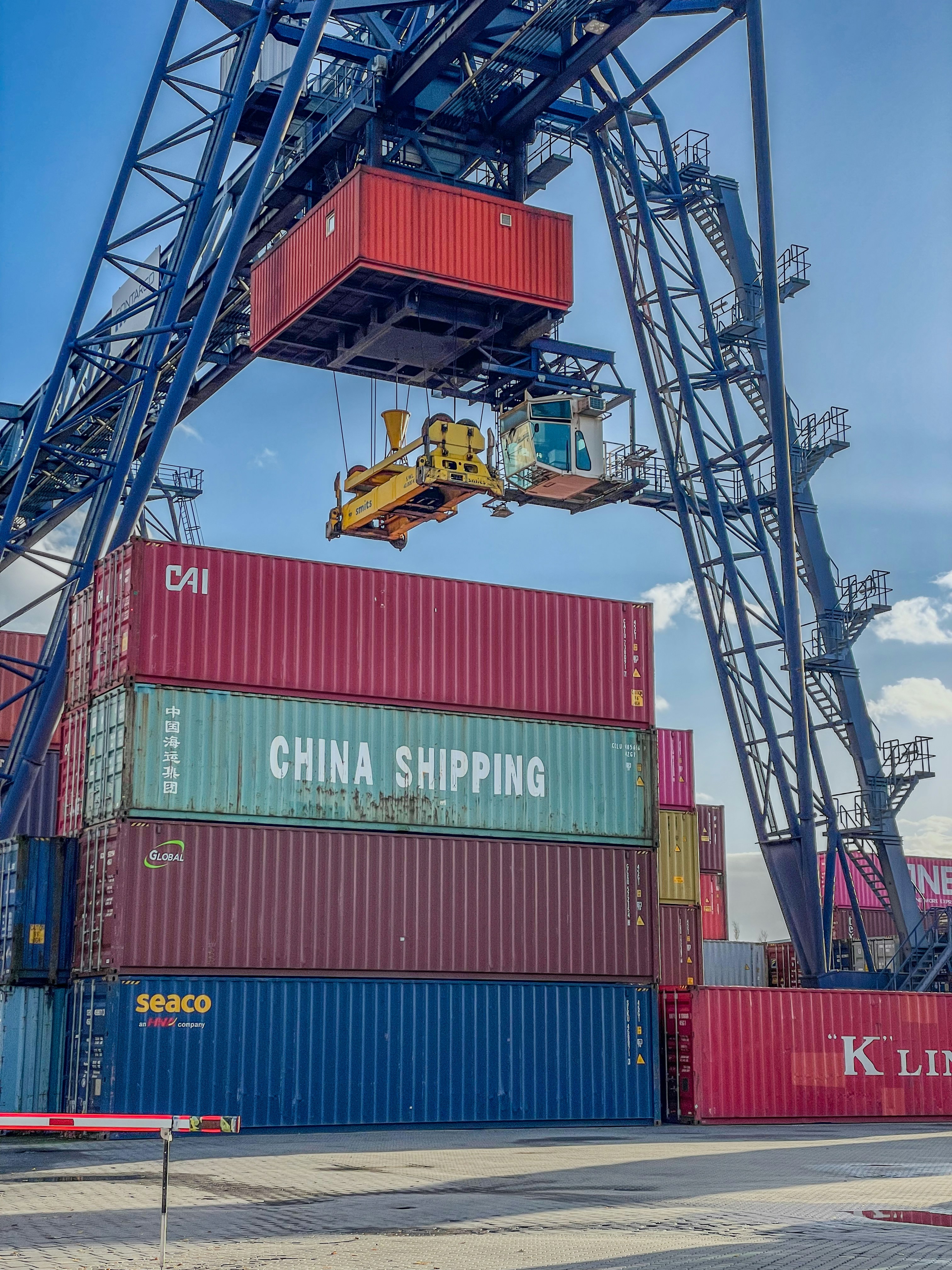 Grue portuaire soulevant un conteneur