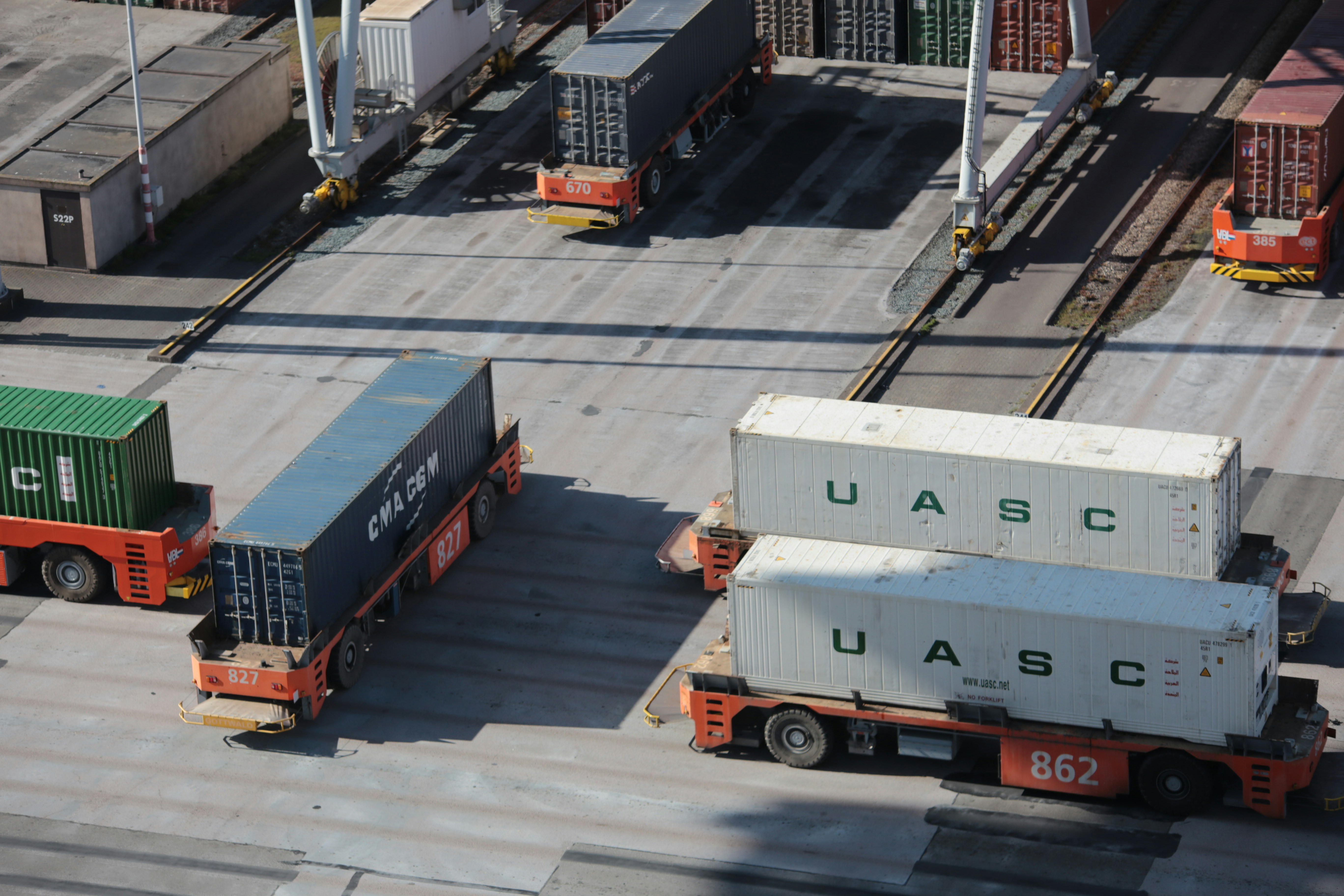 Conteneurs déplacés sur un terminal portuaire
